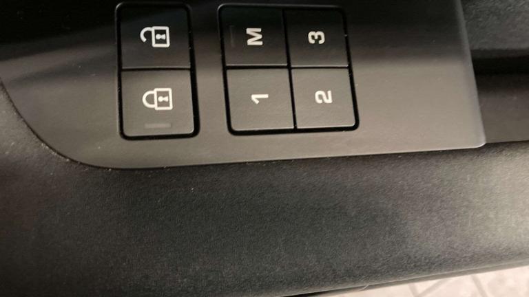 2022 Land Rover Discovery 3.0 D300 R-Dynamic HSE 5dr Auto SUV Diesel Automatic