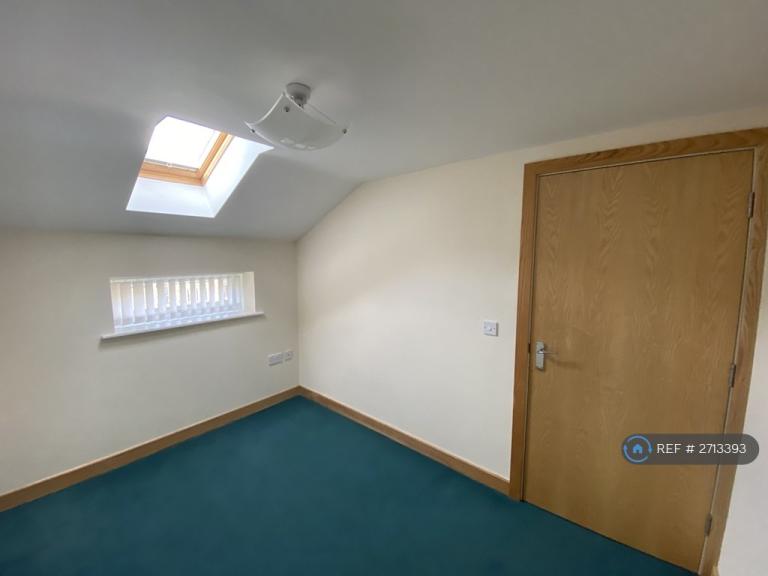 2 bedroom flat in Willow Lane, Huddersfield, HD1 (2 bed) (#2713393)