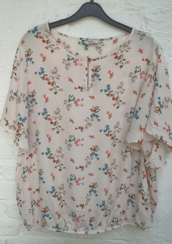 Ladies pink short bell sleeve floaty blouse. Size 20. 
