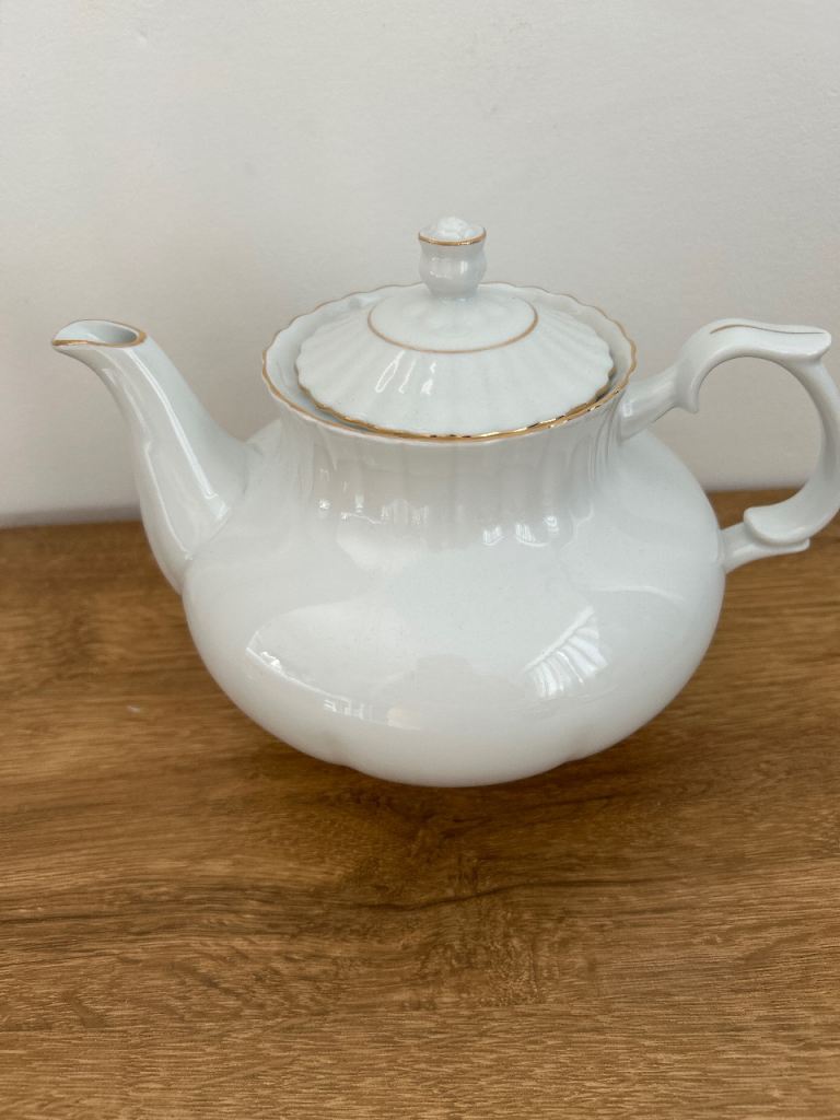 Chores Lovely White Ceramic Teapot with Gold Trim – As Good As New