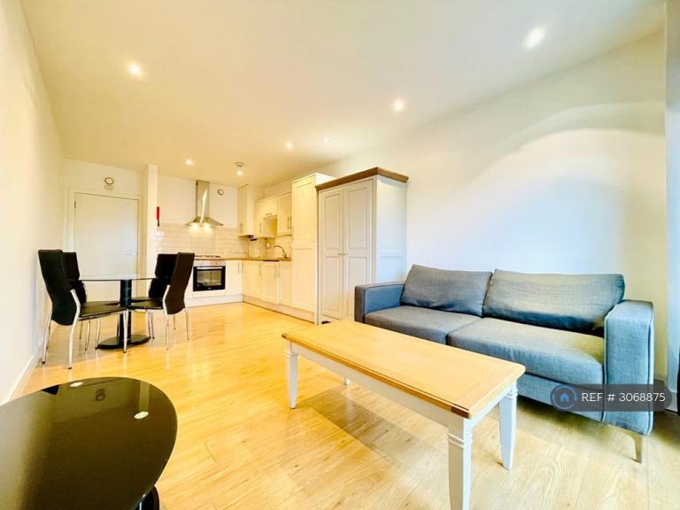 1 bedroom flat in Broadway, London, W13 (1 bed) (#3068875)
