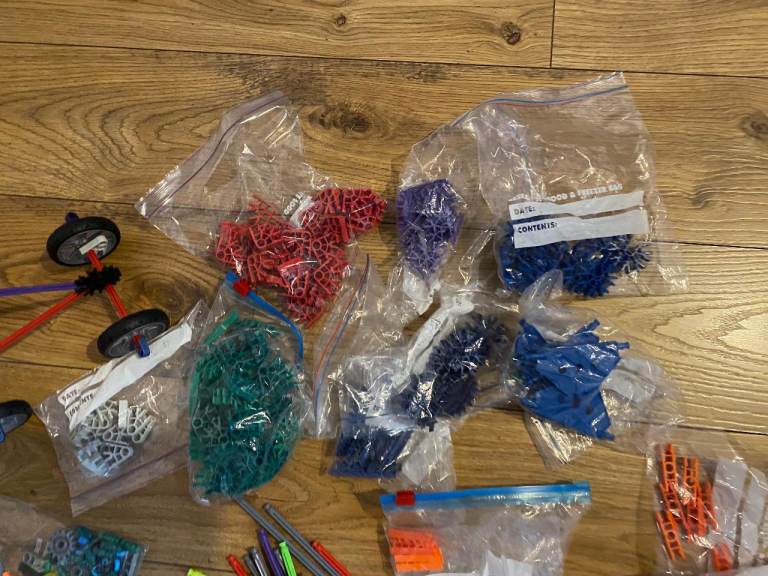 1.2 kg of K’NEX, including micro K’NEX + storage box, STEM / engineering toy