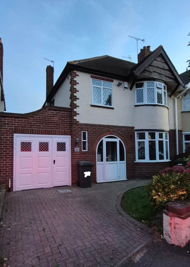 3 bedroom Semi detached house, WV4