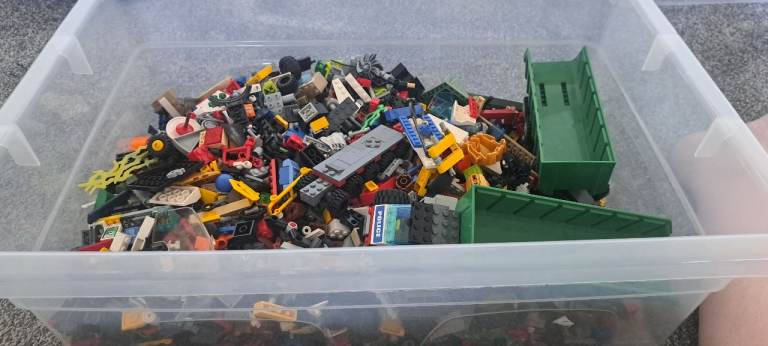 “Large mixed LEGO bundle – great for kids / building”