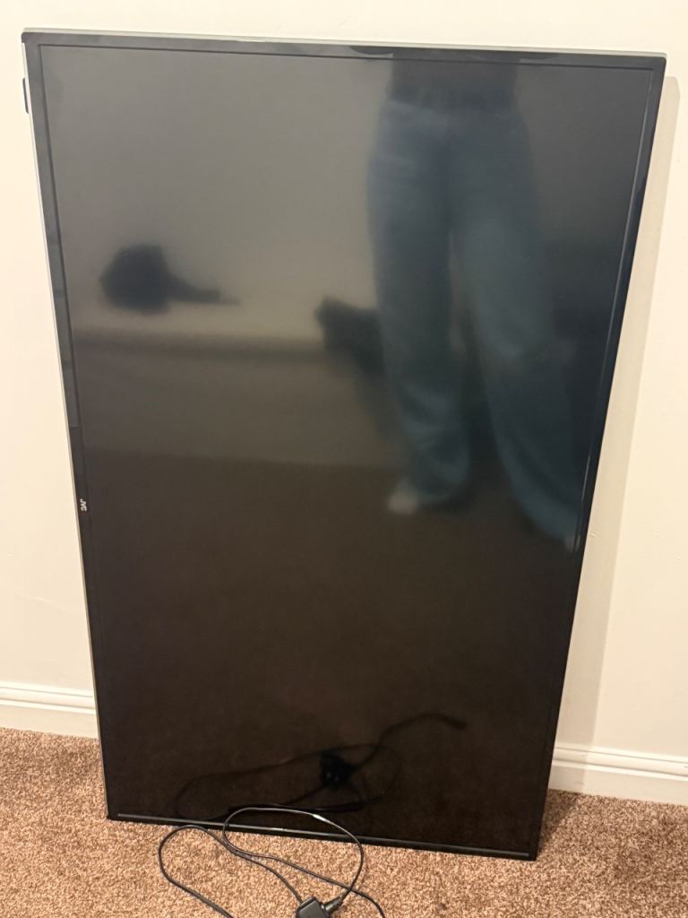 Black Flat Screen TV – Good Condition, Wall Mountable
