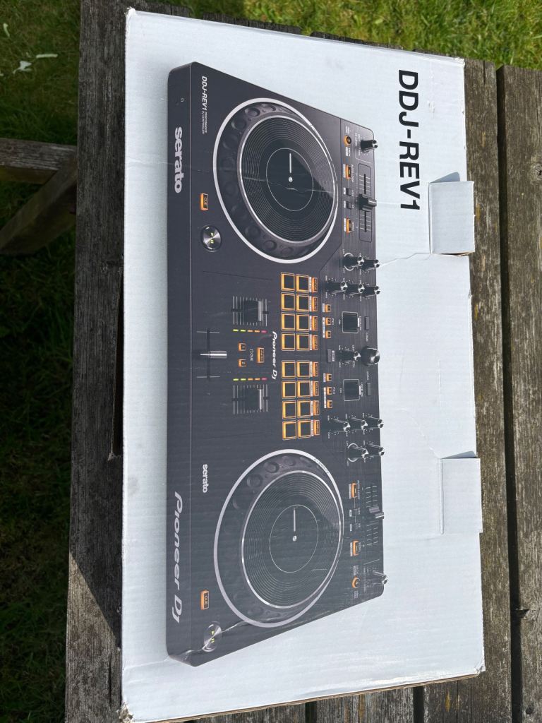 PIONEER DDJ-REV1 SERATO DJ CONTROLLER