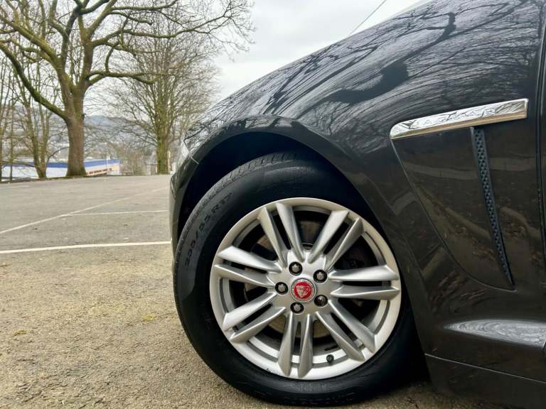 JAGUAR XF 3.0 d V6 240*LUXURY*ONLY73K-Xenons-Nav-BT&amp;Dab-LTHR**Stunning Example