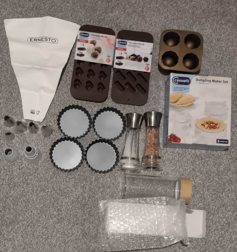 A collection of kitchen items