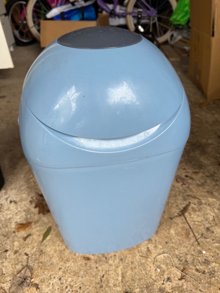 Sangenic TommeeTippee nappy bin with empty cassettes 