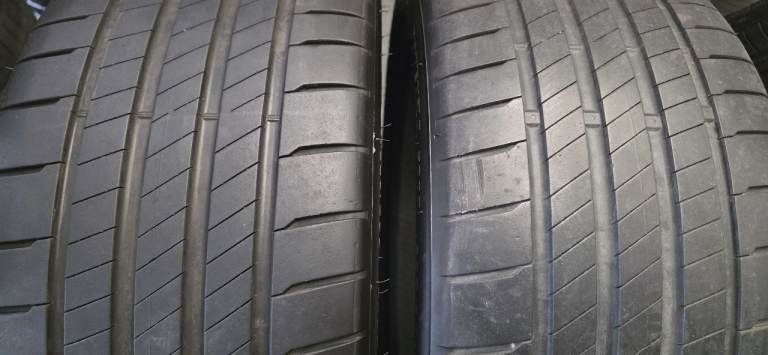 235 35 19   2 x tyres Bridgestone Potenza S005