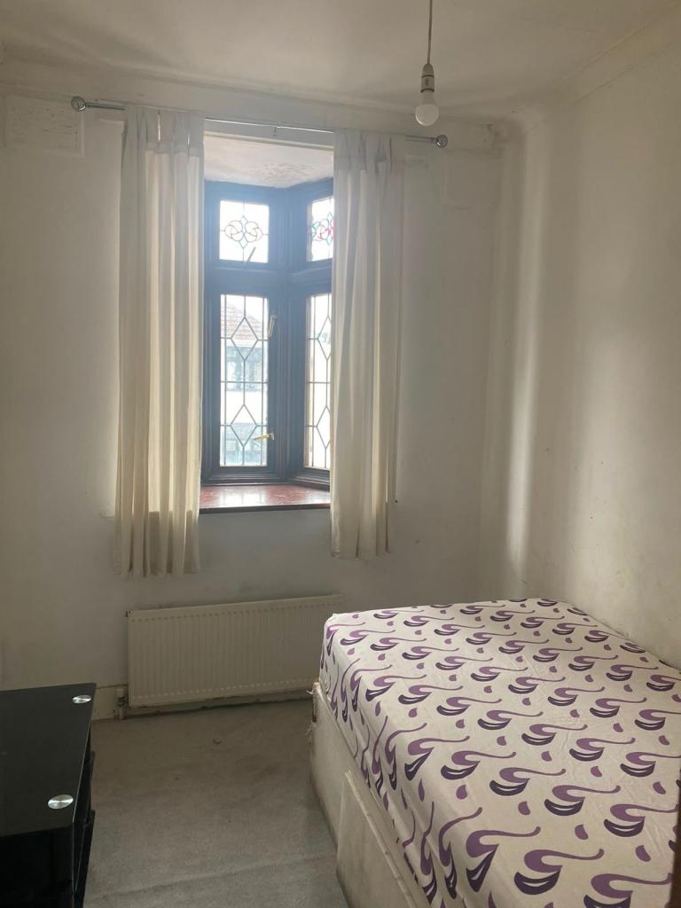 SPACIOUS CLEAN FURNISHED SINGLE  ROOM - CLOSE TO TUBE AND BUSES-MOVE IN TODAY