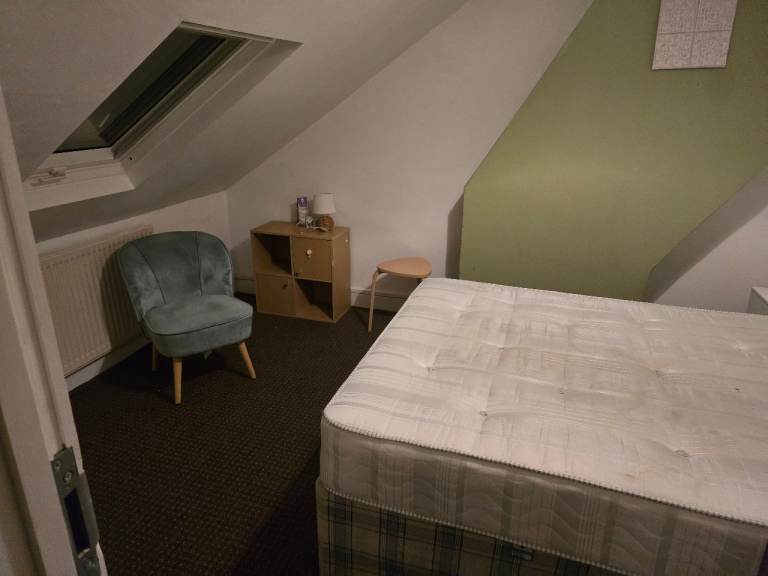 6 bedrooms and 2 bathroom shared property 