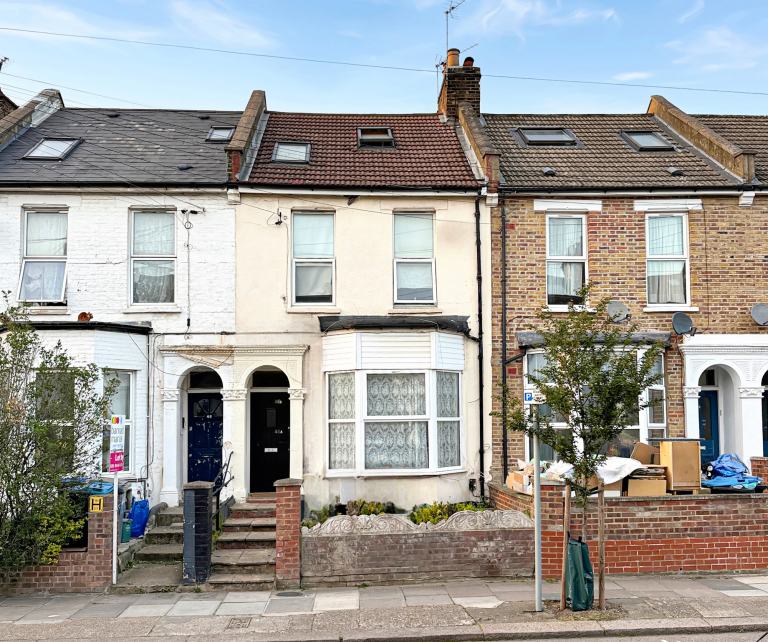 3 bedroom flat in Tubbs Road, London, NW10 Book Online - The Rent Guru {47}