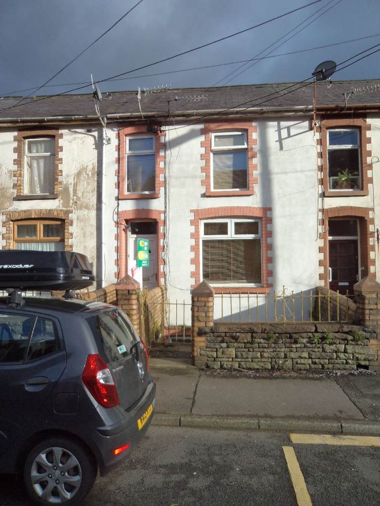 Spacious 3 Bed Terraced House To Rent with Elevated Views 