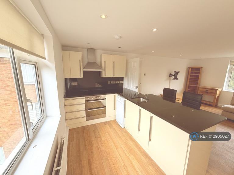 3 bedroom flat in Cuffley, Potters Bar, EN6 (3 bed) (#2905027)