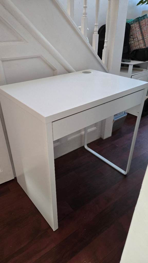 White Desk with Drawer – Very Good Condition