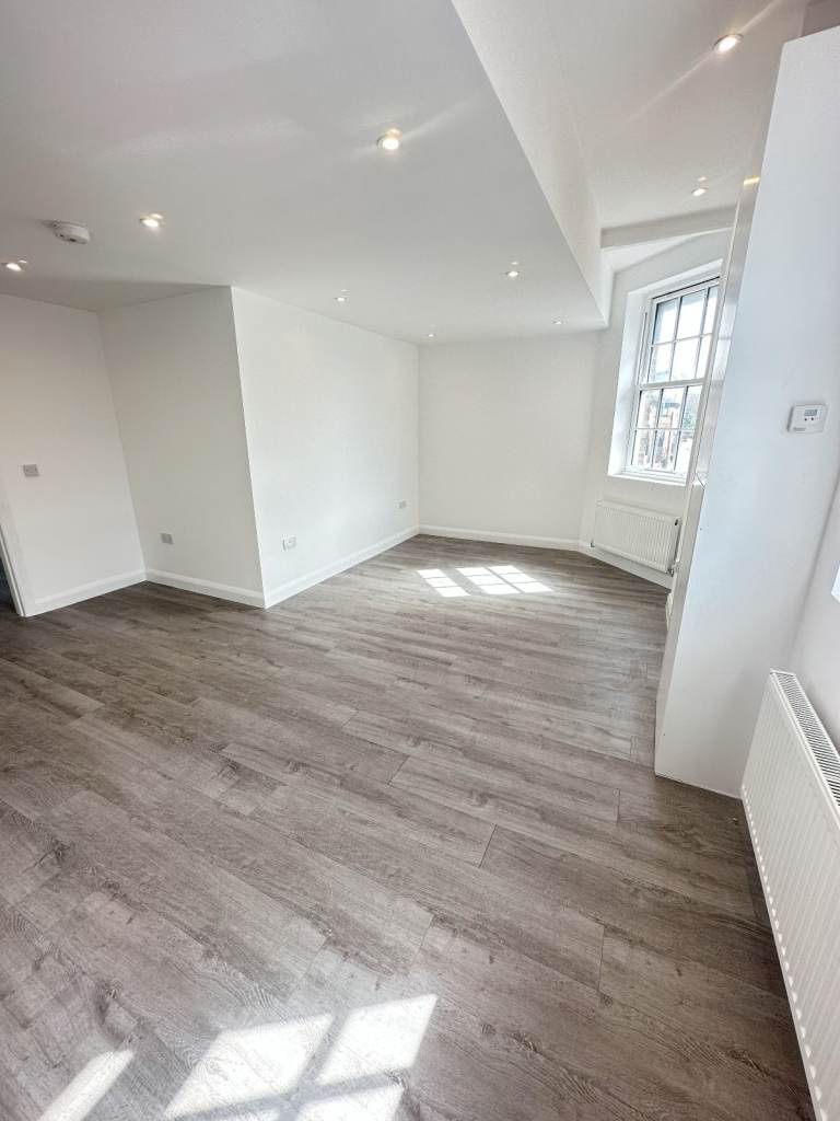 BOREHAMWOOD. 1 bed flat to let - Shenley Road