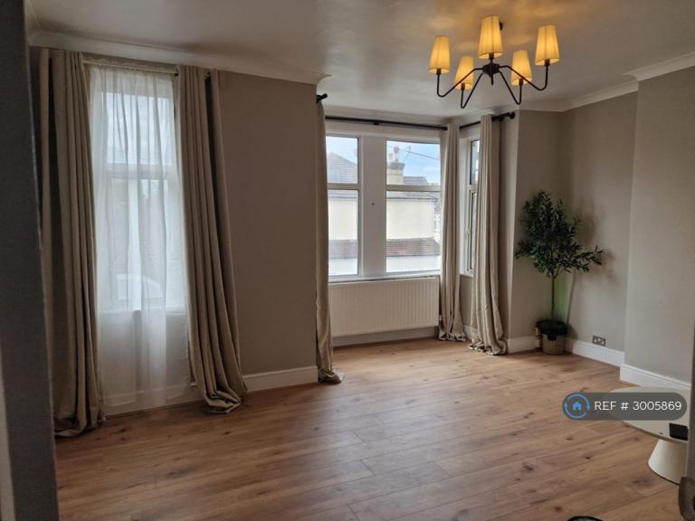2 bedroom flat in Park Avenue, Barking, IG11 (2 bed) (#3005869)