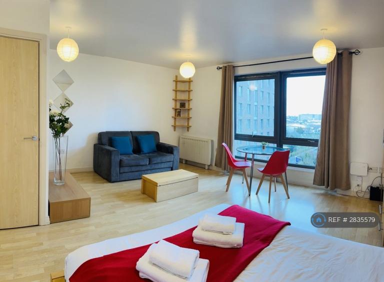 Studio flat in Victoria Road, London, W3 (#2835579)