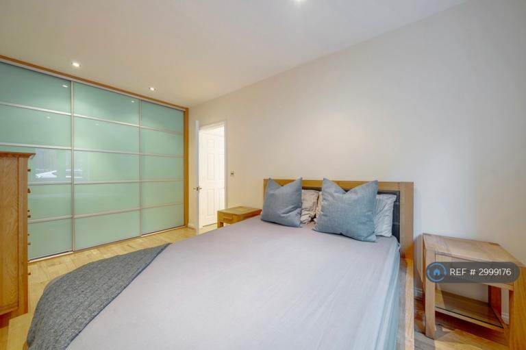 2 bedroom flat in Mellish Street, London, E14 (2 bed) (#2999176)
