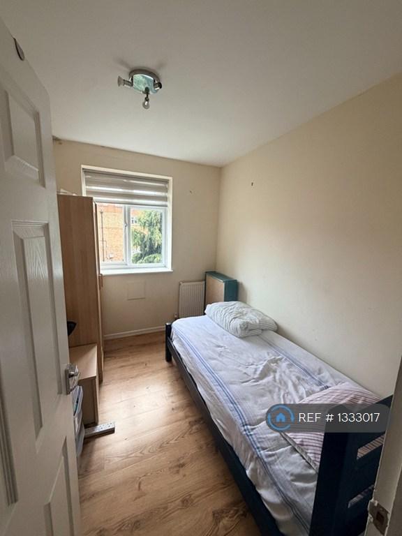 1 bedroom flat in Frensham Drive, London, SW15 (1 bed) (#1333017)
