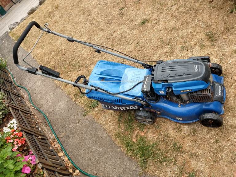 Hyundai petrol lawn mower  electric start