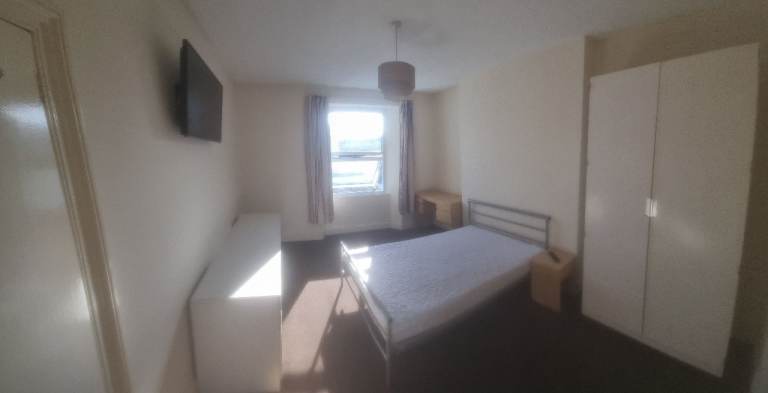 Large double room in Shared house 