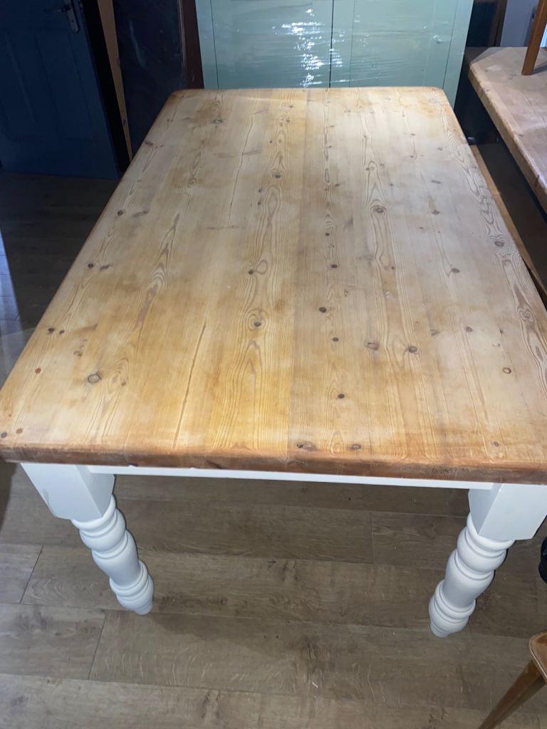 A SOLID BESPOKE PINE 6 SEATER COUNTRY/VICTORIAN STYLE DINING TABLE ,FARROW & BALL OFF WHITE,