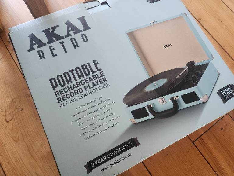 Akai Retro Portable Record Player – Bluetooth Suitcase Turntable (A60011N)