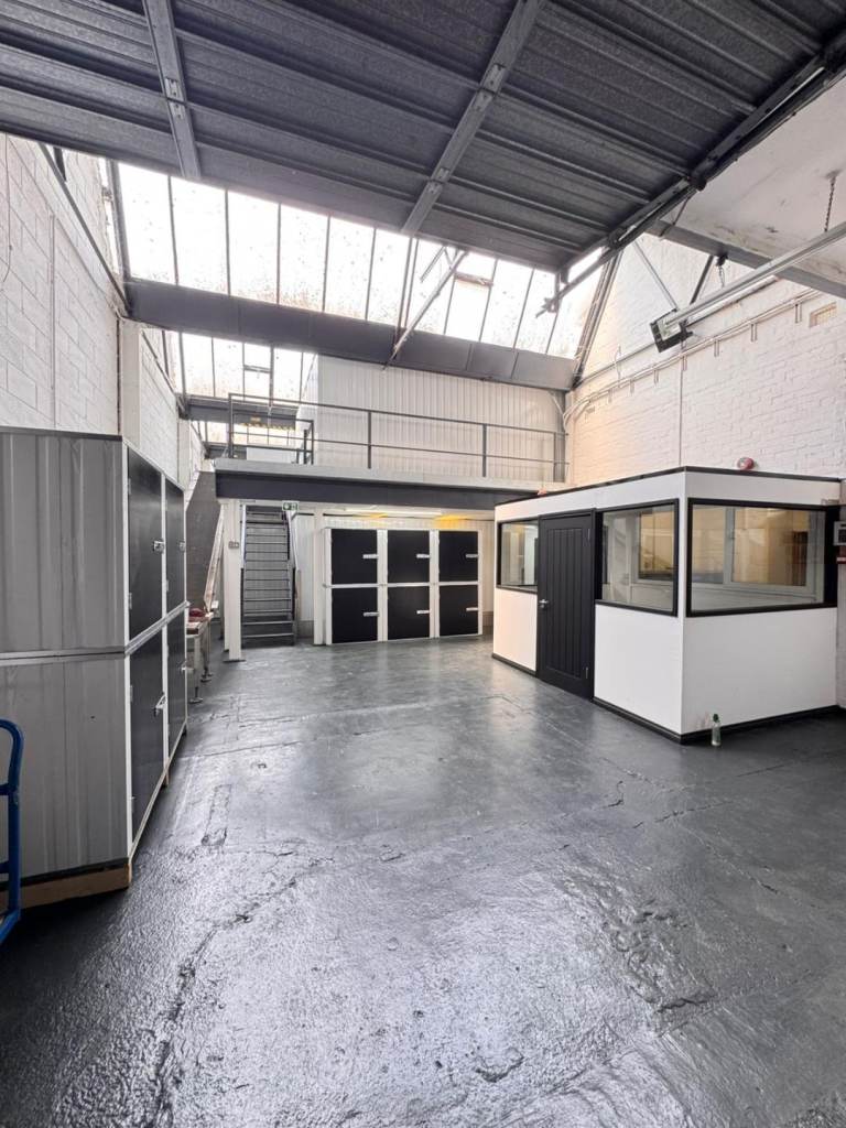 250sq ft Industrial Business Startup Units Studios to Rent IG6 3HX