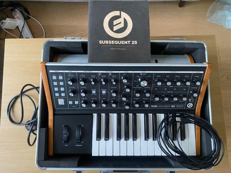 Moog  Subsequent 25  Paraphonic analog synthesizer + flight case