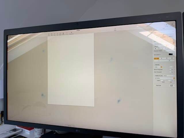 2 x LG 5k Ultrafine Retina Screens (no stands, some damage, but they work)
