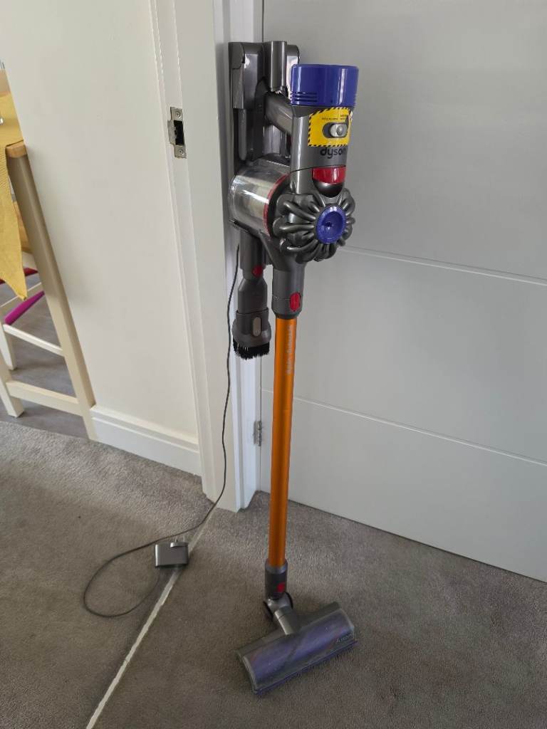 Dyson v8 cordless vacuum cleaner 
