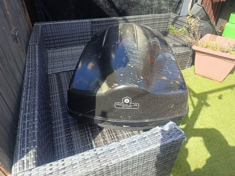 Roof box and roof bars 