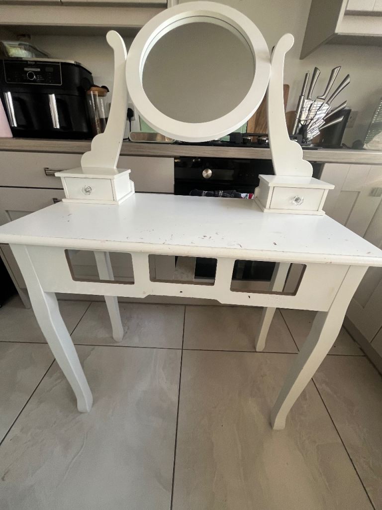 White wooden Dressing table