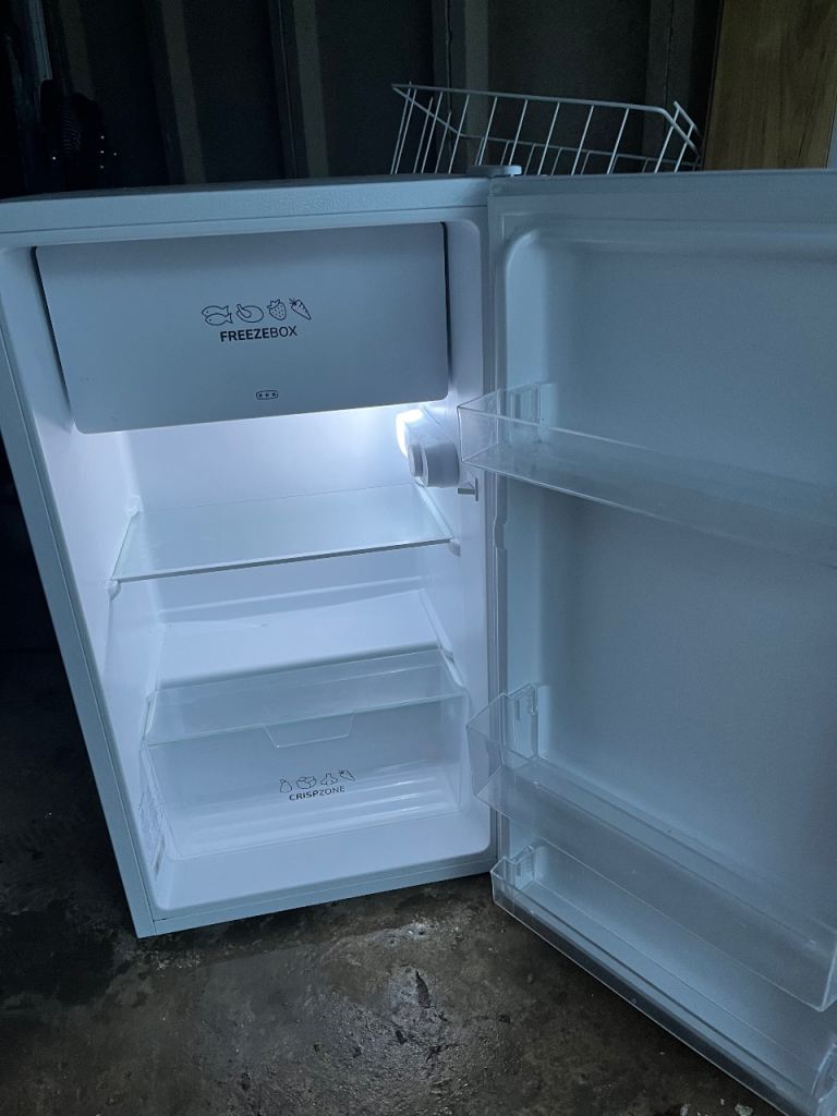 Undercounter fridge/freezer - perfect if needing extra Christmas storage 🎄🎄🎄🎄