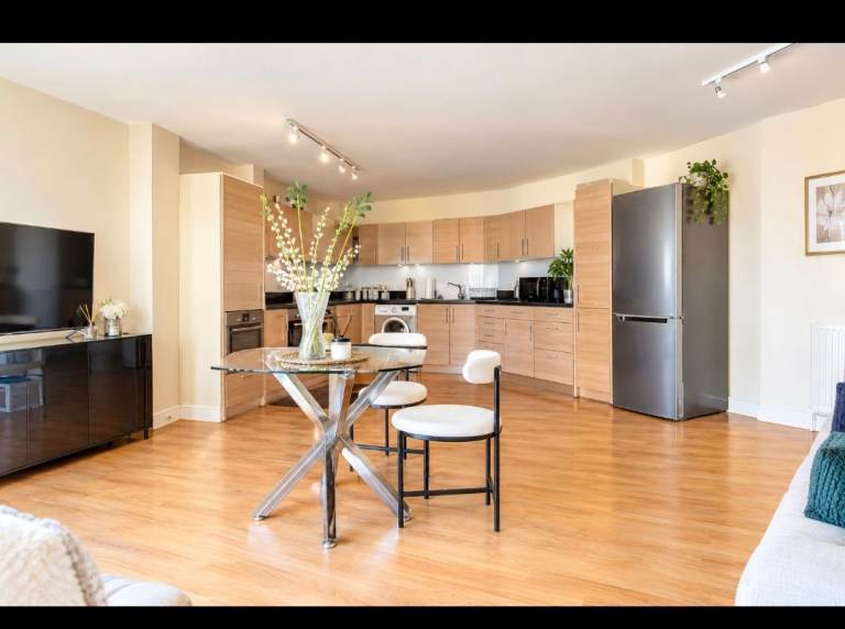 🔥 🏡✨ DREAM HOME SWAP! STUNNING 2-BED IN PRIME BRENTFORD TW8 – CHISWICK ON YOUR DOORSTEP! ✨🏡