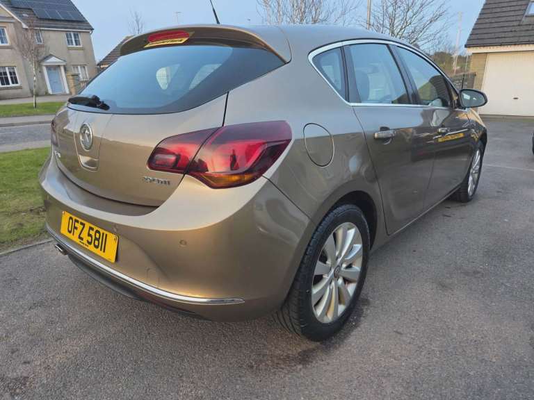 SUPERB NEW SHAPE VAUXHALL ASTRA DIESEL-TOP RANGE EXAMPLE-FULL SERVICE HISTORY-£20 ROAD TAX/YEAR