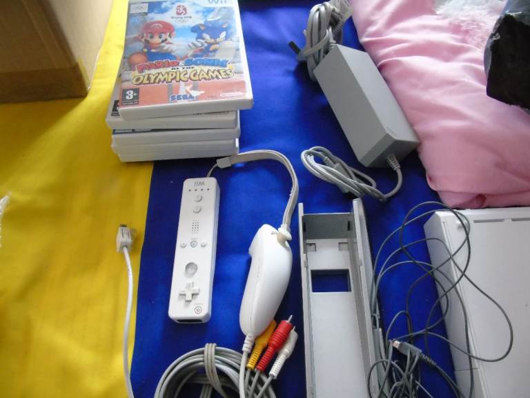 Nintendo Wii Console Bundle with Games and Accessories