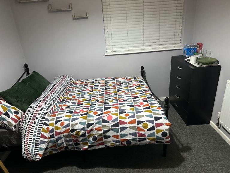 DOUBLE ROOM TO RENT IN BASILDON