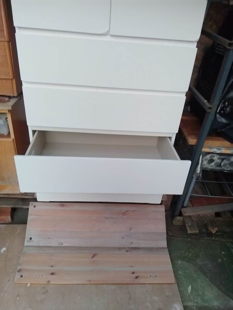 Chest of 4+2 6 brilliant white big deep drawers in new condition 