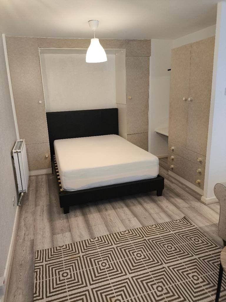 Bedspace & Lounge with Bathroom/Toilet