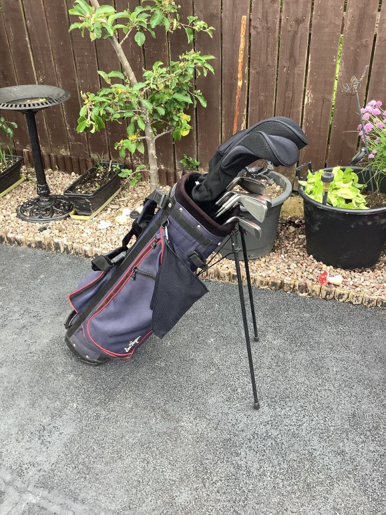 Set of Howson DJ 100 golf clubs in a lovely Ben Hogan golf bag stand. 
