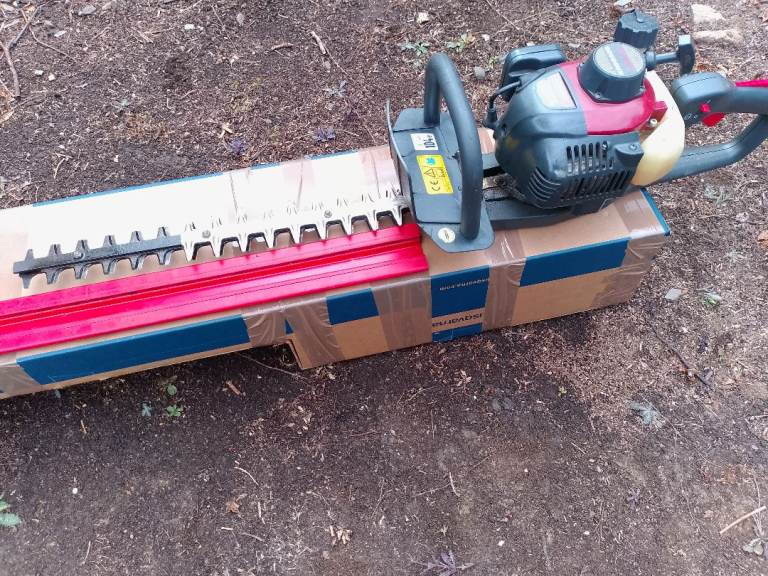 Kawasaki KHD-600B Petrol Hedge Trimmer – Good Condition