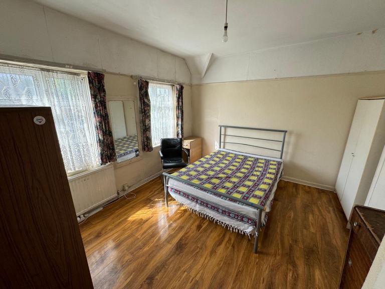 EXCELLENT DOUBLE BEDROOM OFF LADY MARGARET ROAD FOR JUST £700 P/M FOR 2 PEOPLE