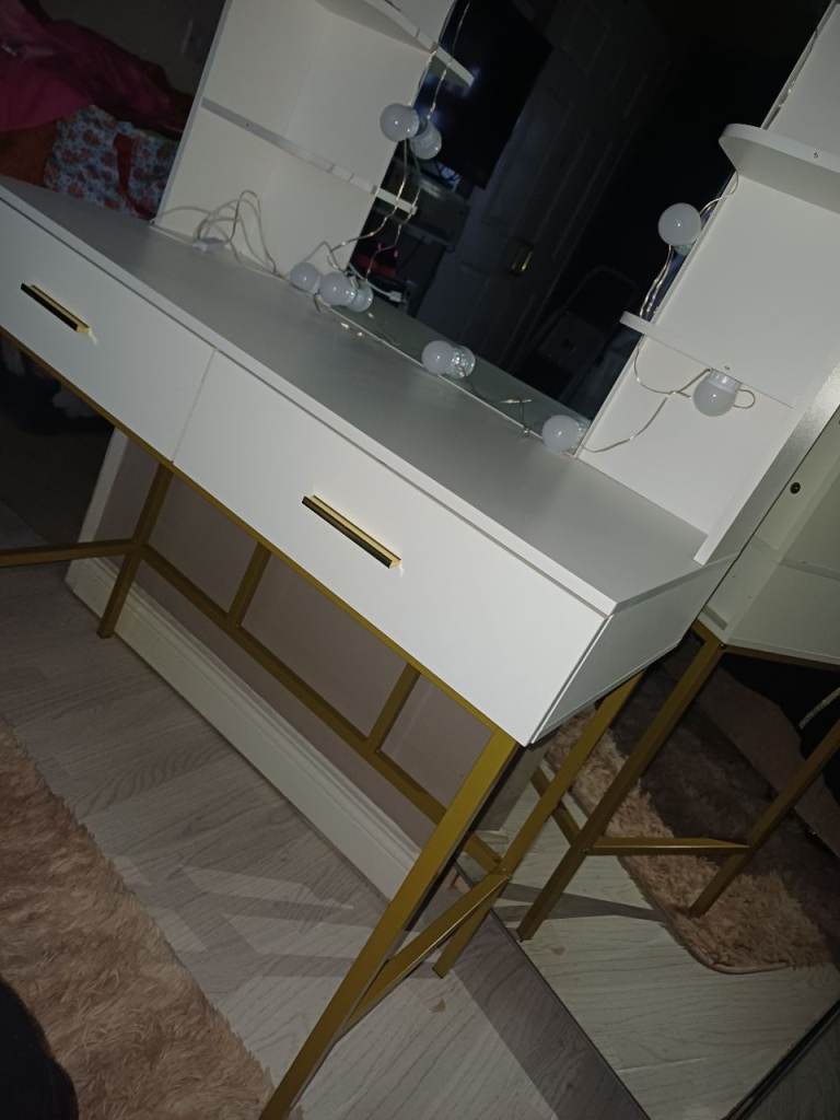 Make up desk with mirror and lights 
