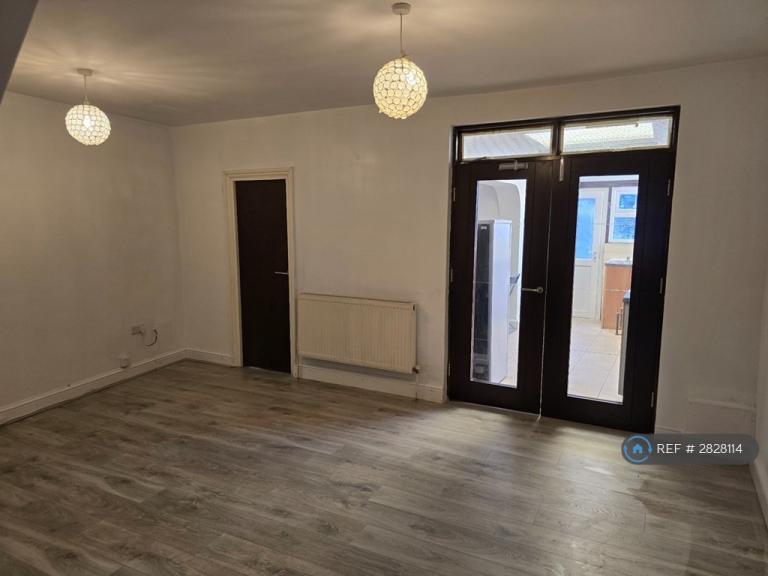 1 bedroom flat in Cranley Road, London, E13 (1 bed) (#2828114)