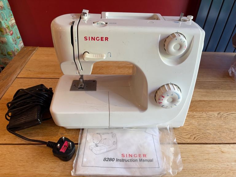 Singer 8280 Sewing Machine – Good Condition with Manual