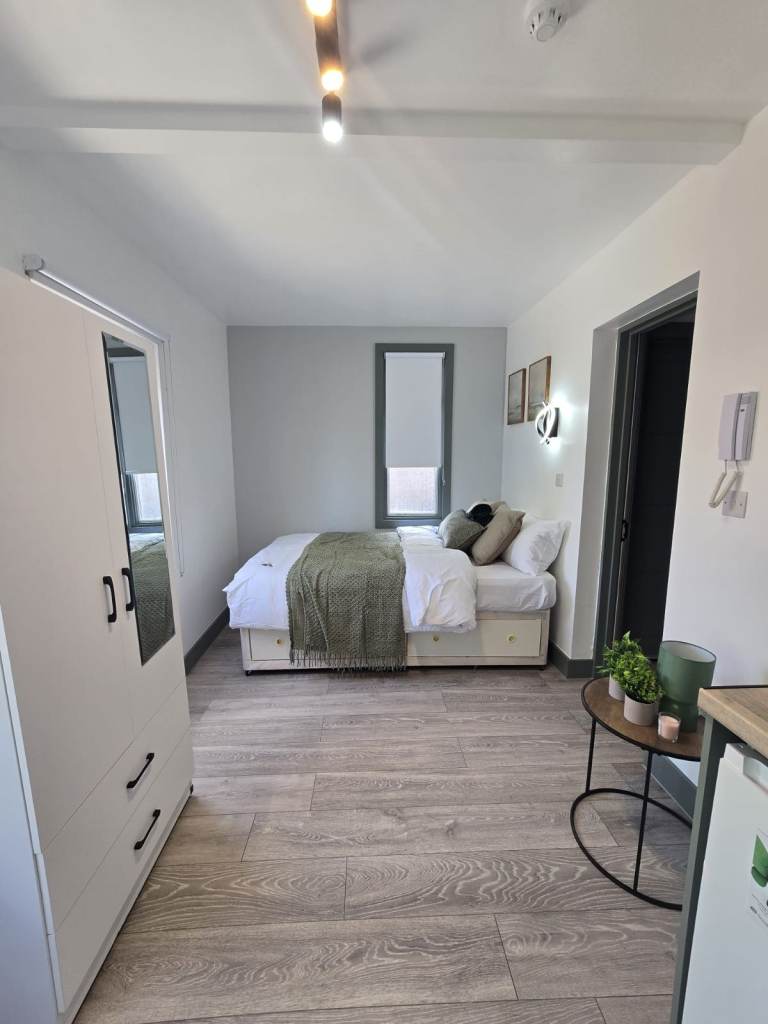 Studio flat to Let in Ealing, Waverly Gardens. No deposit, Dss welcome