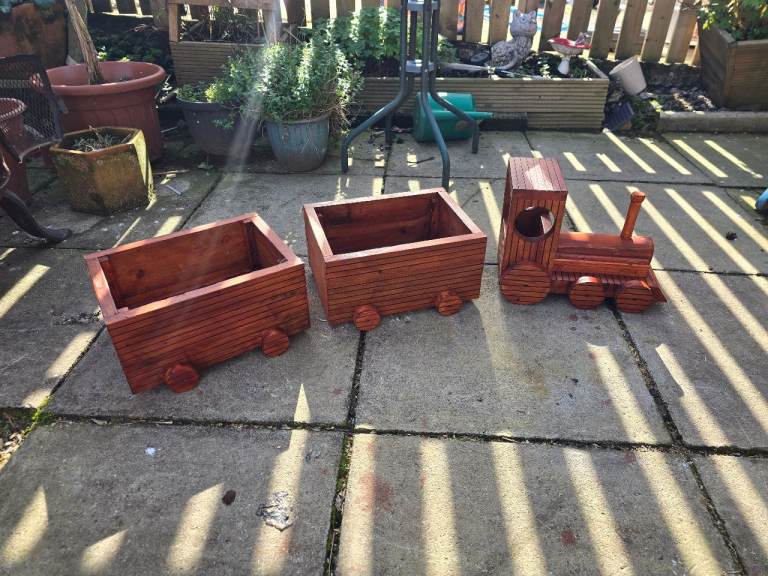 TRAIN AND 2 WAGONS GARDEN PLANTER